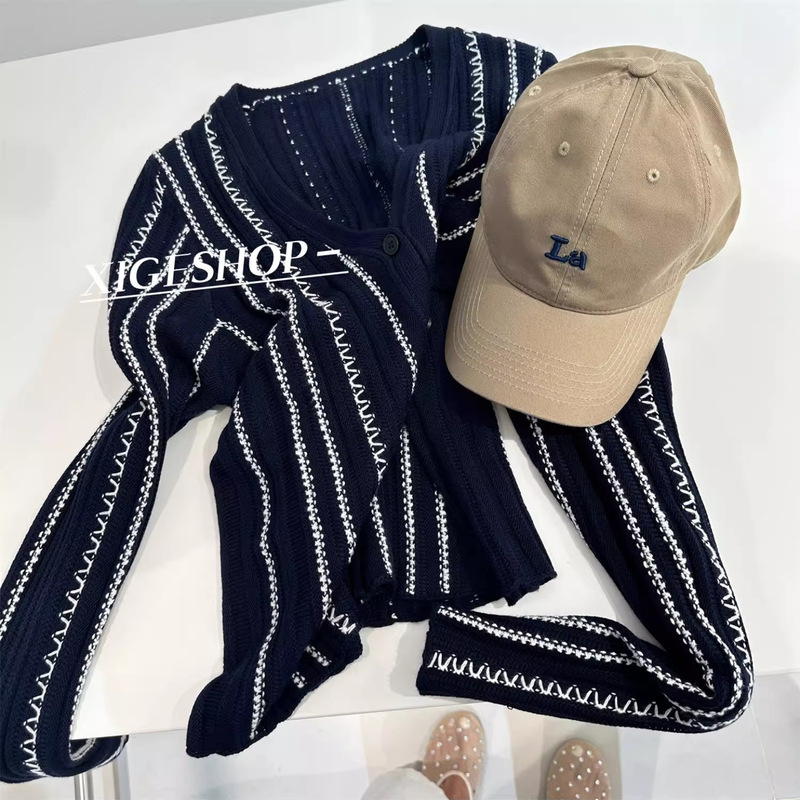 Vintage Style High-End V-Neck Striped Knit Vest for Women with Retro Color-Block Long Sleeve Cardigan Two-Piece Set for Early Autumn