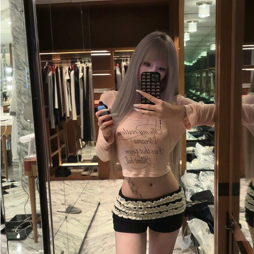 Chic and Elegant Design, Pure Desire Style, Hot and Sexy Short-Sleeve Women's Top, Slim-Fitting, Short Length, Retro Autumn/Winter, Unique and Thin T-Shirt Cover-up