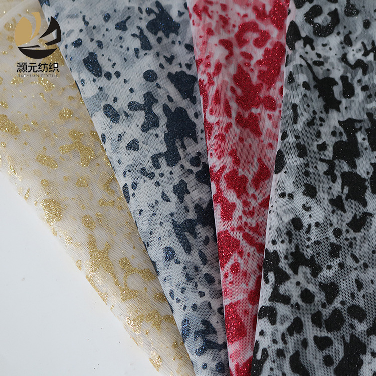 Fabricantes promocionales de bajo precio red irregular pulverización de tinta impresa de tela tela de vestido de novia