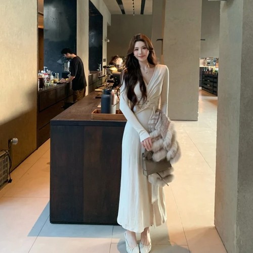 French-style V-neck knot design, elegant and figure-flattering base bodycon skirt with tie-up details, featuring an irregular hemline, long sleeves, and a delicately cinched waist—perfect for a soft, feminine look.