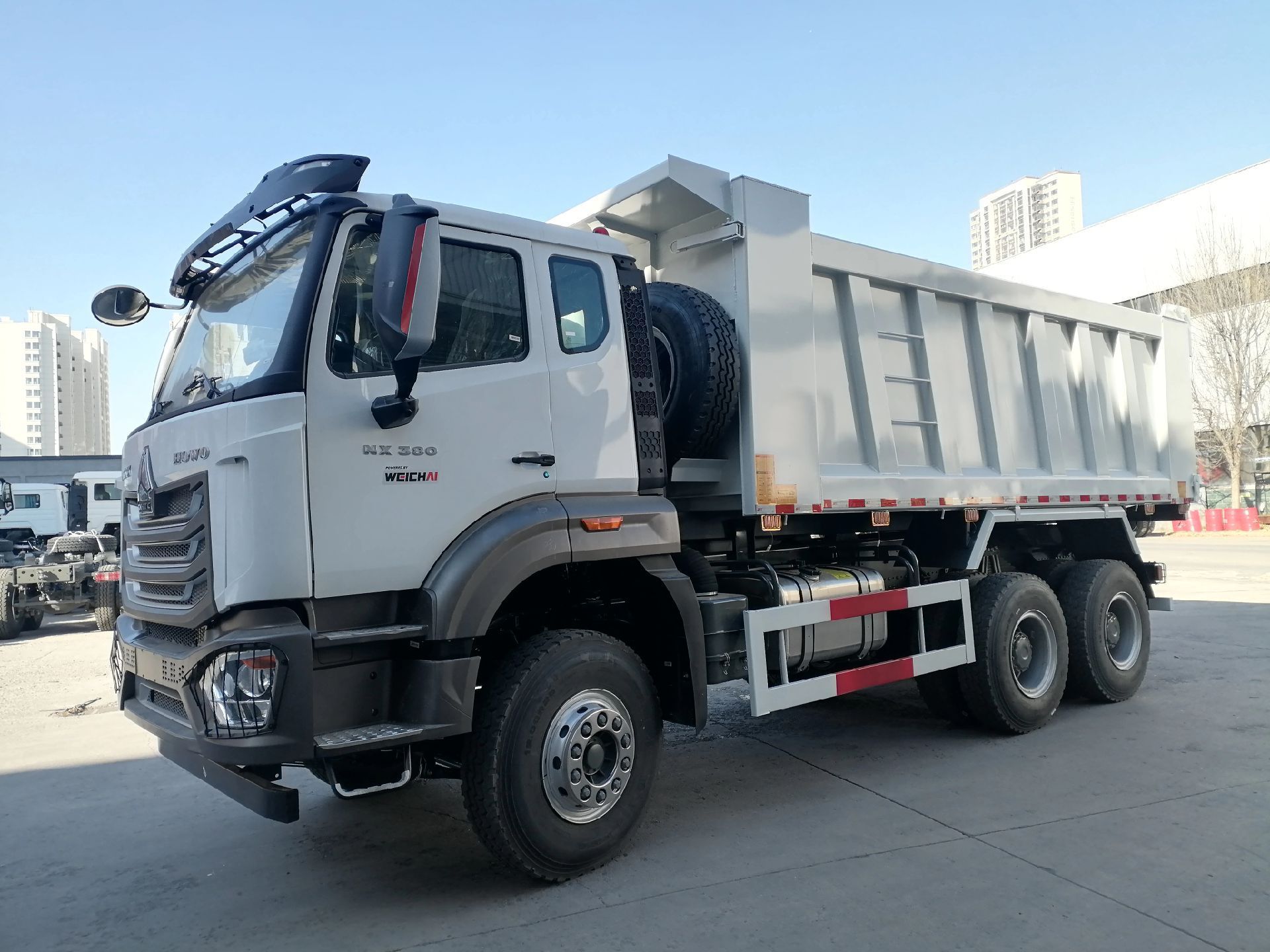 Factory cross-border HOWO NX 10-wheel sand and gravel engineering dump truck, 371 horsepower heavy-duty truck for export