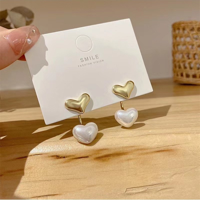 Fashion Pearl Heart-shaped Earrings Simple Alloy Earrings display picture 3