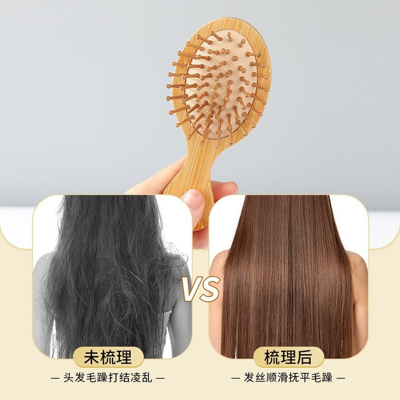 楠竹のミニ櫛の女性は携帯用のクッションを持っています。|undefined