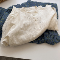フランスの透かし彫りのレースの刺繍のシャツの女性の優しい米の杏色の花の縁の襟のゆったりした長袖のシャツの春