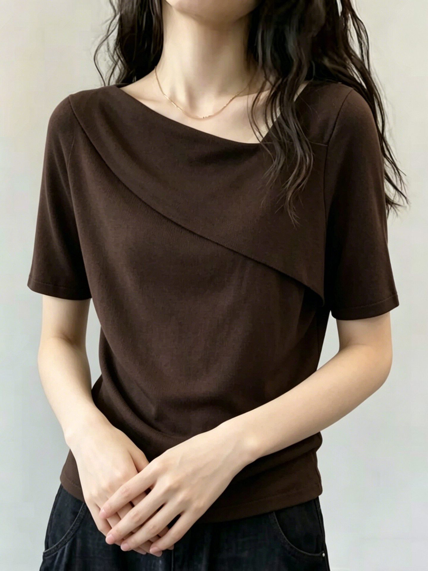 Áo thun nữ tay ngắn cổ lệch sợi mát lạnh phối màu nâu kem form rộng — màu đen chi tiết 2