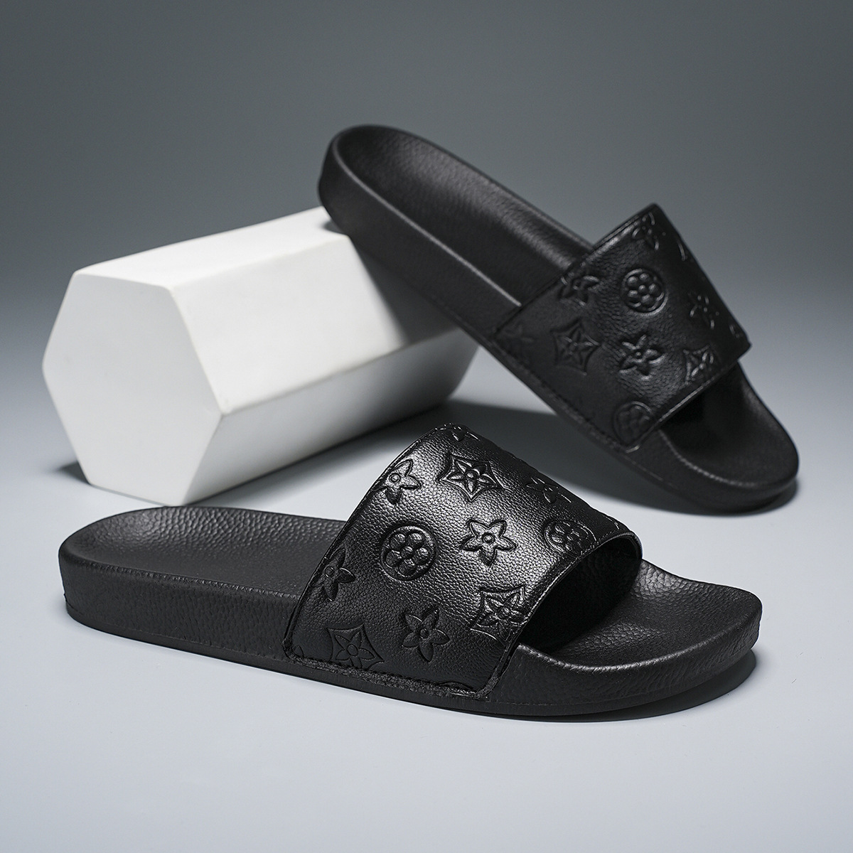Zapatillas de estación europea para hombre 2025 ropa exterior de verano antideslizante y desodorante para hombre fondo suave casual sandalias y zapatillas de una palabra al aire libre