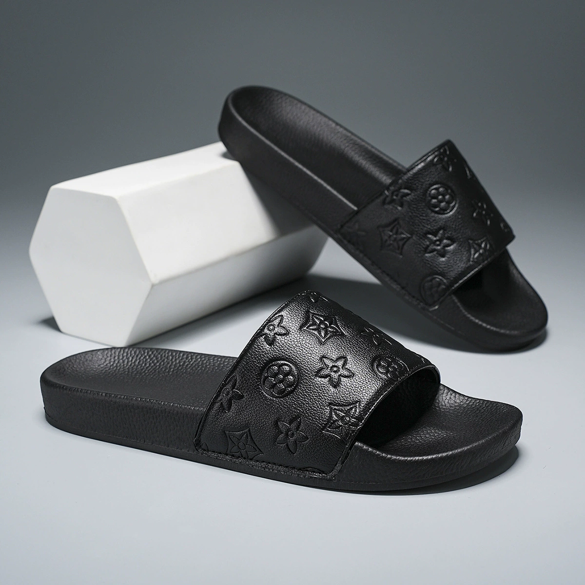 Мужские летние шлепанцы европейского дизайна 2025 года, нескользящие, антибактериальные, с мягкой подошвой, для улицы и повседневной носки.