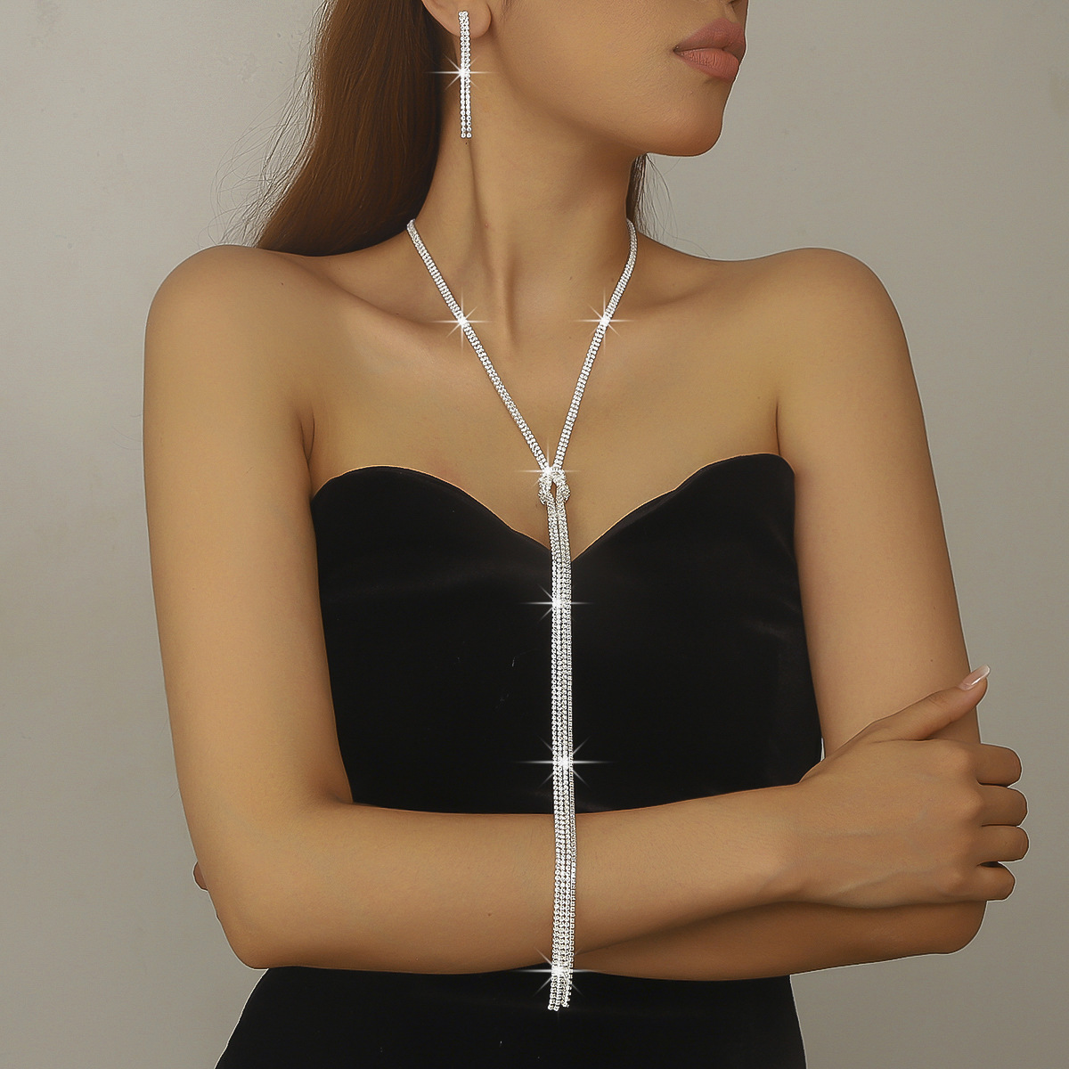 Conjunto de colar longo e brincos com strass para noiva_voghion.com