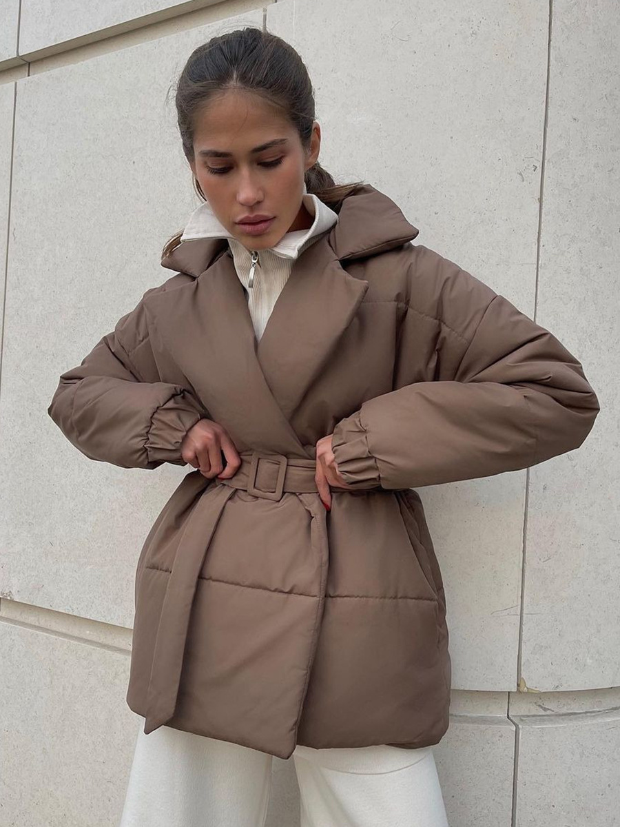 Chaqueta de algodón con solapa cruzada, estilo europeo y americano, invierno 2025, nueva, gruesa, entallada, con cinturón, de color sólido.