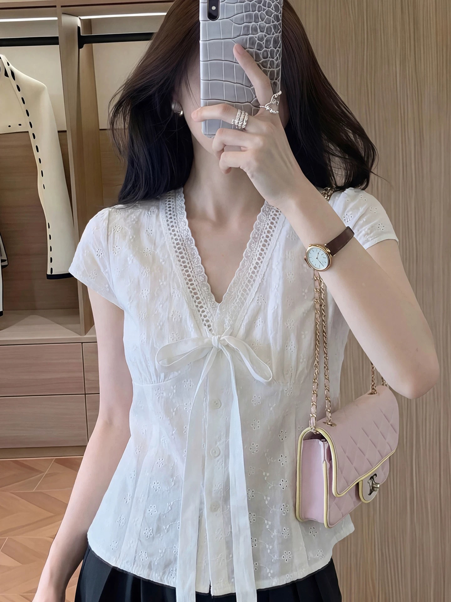 Áo sơ mi ngắn tay ren cổ chữ V phong cách Pháp, dáng suông tay ngắn — màu đen