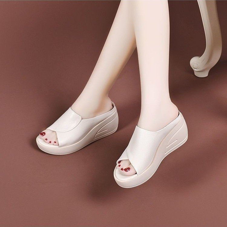 Muffin sandálias de fondo grueso para mujeres 2025 verano tacones antideslizantes zapatillas de fondo grueso para aumentar la altura de zapatos de mesa impermeables suaves para mujeres