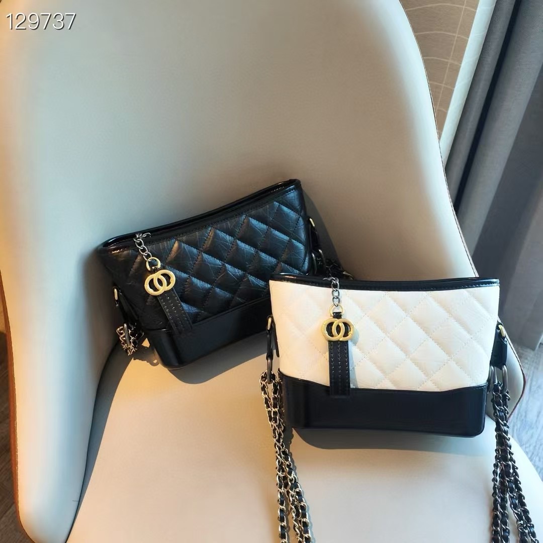 Underarm bag with diamond pattern