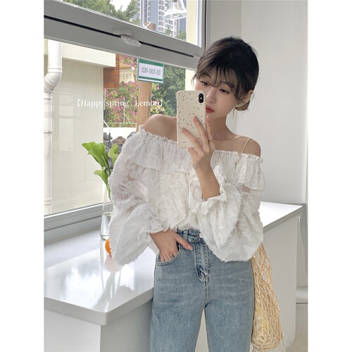 Designer ruffled-shoulder off-shoulder top for women—spring/summer new arrival, loose-fit, niche-style, figure-flattering long-sleeved shirt.