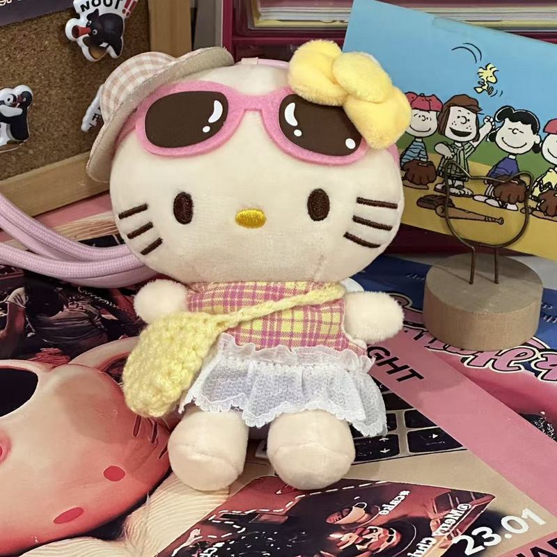 愛のハローキティのぬいぐるみのキーホルダーのペンダントはプレゼントのカバンを飾っています。|undefined