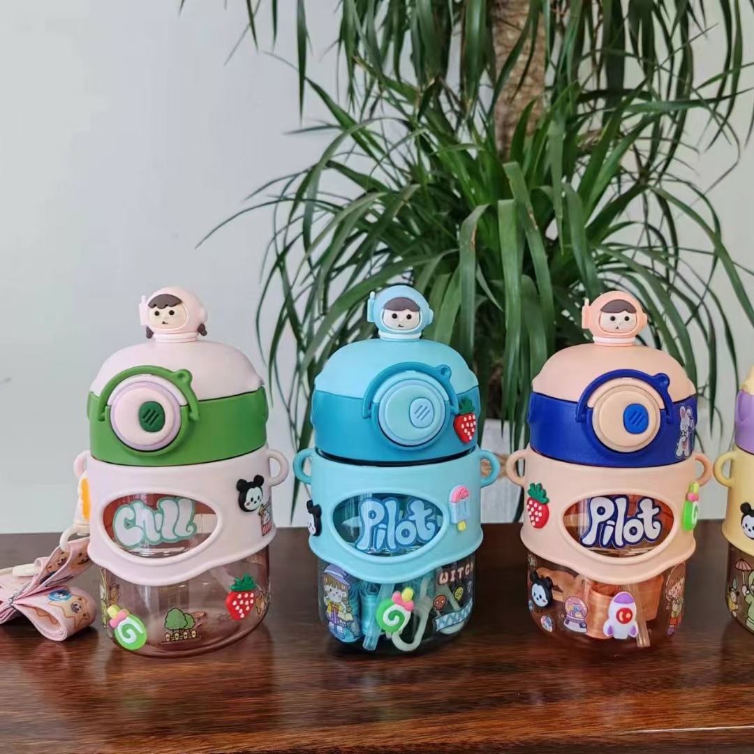 Taza de agua de plástico para niños con diseño planetas y astronautas, taza con pajita de dibujos animados de alto valor facial, venta directa de fábrica en línea.