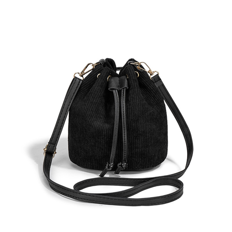 Personalidad de moda de celebridades en línea este año, bolsos de cadena populares para mujeres, otoño y invierno de 2025, nuevos bolsos de cubo coreanos image 7