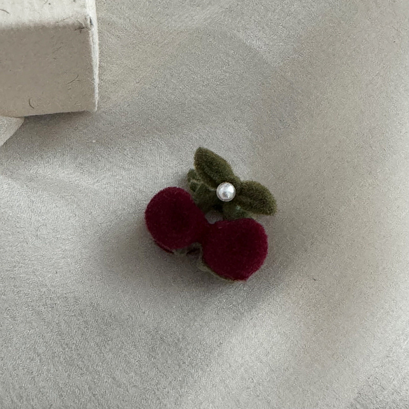 Ötvözetből készült kis cseresznye színű hajtű fejdísz, frufru klipsz, kis virág, gyöngyös kis hajcsat, hajkiegészítők, hajtű oldalsó klipsz, törött hajtű_voghion.com