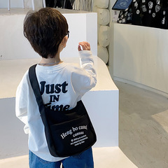 新しい韓国のキャンバスの子供の斜めのバッグの大容量のファッション的な流行の小さいショルダーバッグの小さい男の子の男の子のかっこいいカバン