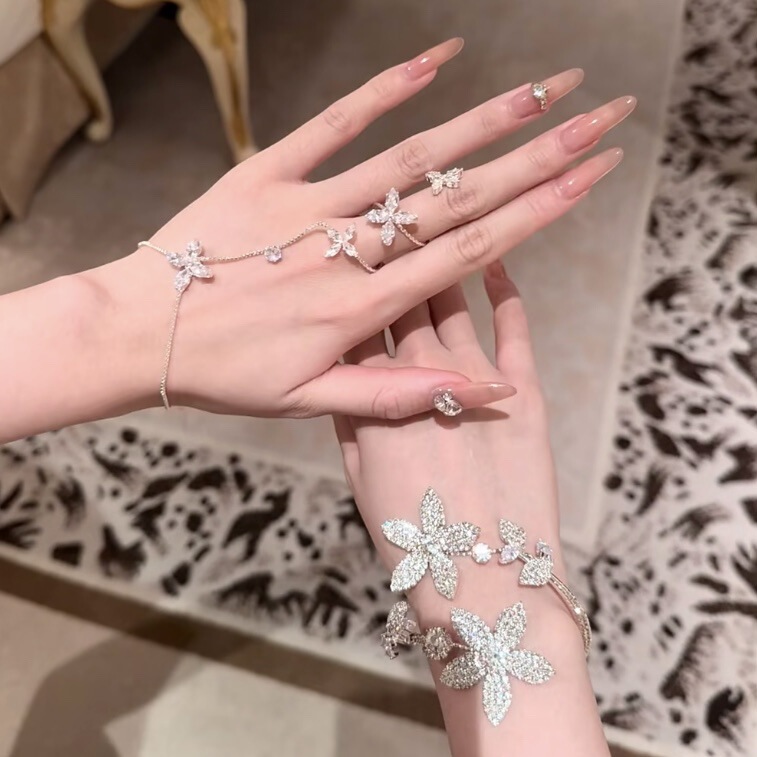 European and American Exquisite Geometric Flower Bracelets with Diamonds, Fashionable Niche Bracelets, Light Luxury, High-End Feel, Designer Jewelry with a Niche Aesthetic