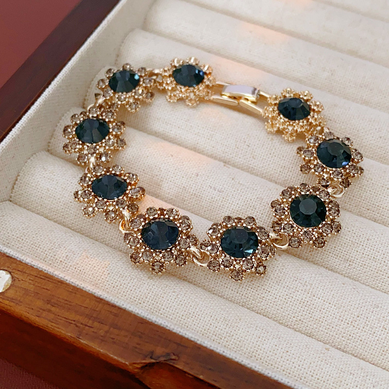 Medieval vintage zircon pulsera pendientes collar lujo ligero nicho conjunto de alta sensación de estilo retrógrado joyas de corte