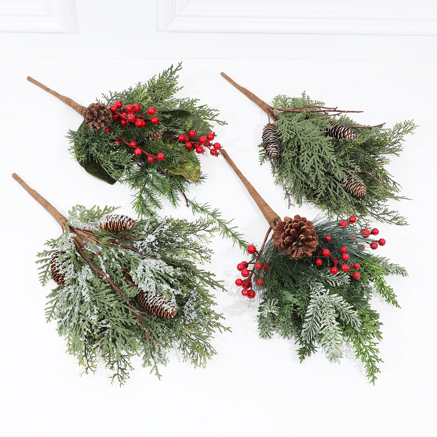 Simulación transfronteriza PE hoja verde con nieve pinos rojos pinos pinos aguja decoración hojas de lujo diseño de decoración del hogar