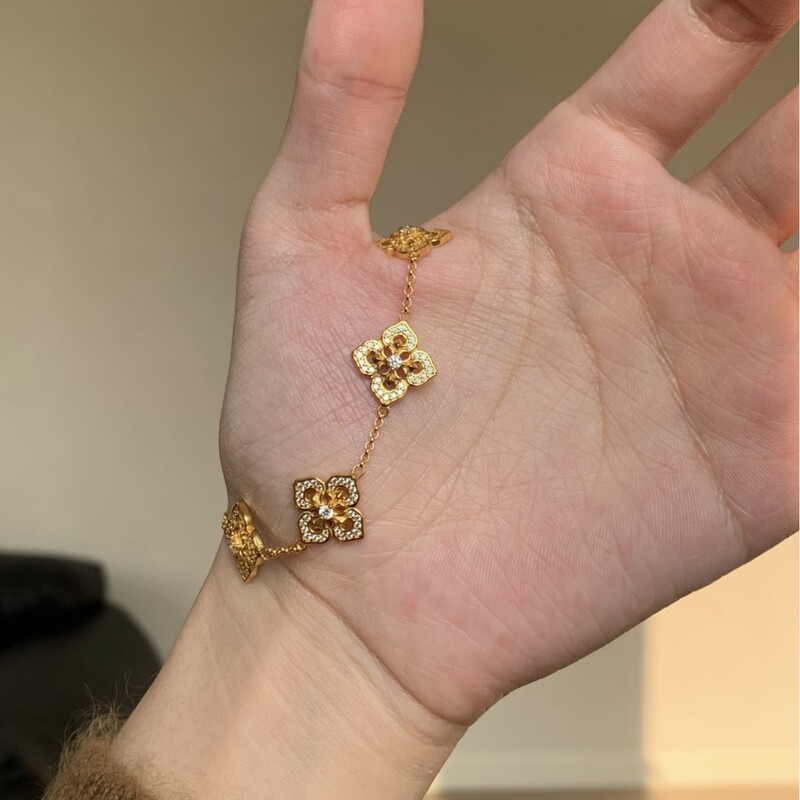 New Style Cross Four-Leaf Clover Five-Flower Bracelet for Women, Light Luxury Niche High-End Design, Fashionable and Versatile Valentine's Day Gift New Style Cross Four-Leaf Clover Five-Flower Bracelet for Women, Light Luxury Niche High-End Design, Fashionable and Versatile Valentine's Day Gift
