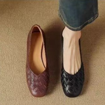 Cabeza cuadrada tejida confortable y superficial zapatos de cuero suave suela suave primavera y verano de 2026 zapatos de mujer retro nuevos zapatos de soja para mujeres