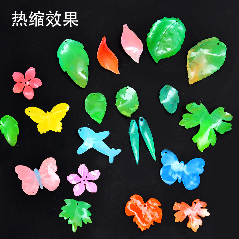 カットフリー熱収縮片プリスライス熱diyはすでに多くの花型を外してヘアピンのブローチ材料を裁断した|undefined