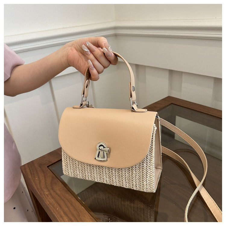 Color-Blocking-Hand-gehaltenes kleines Quadrat für Frauen 2024 neue Sommer koreanische Version modische Lock Gras gewebt lässig_voghion.com