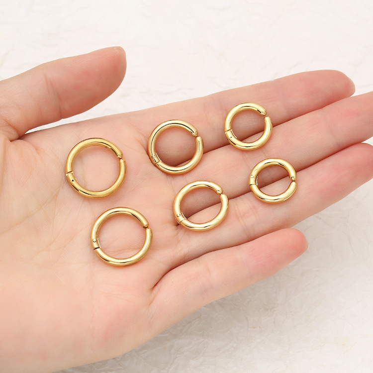 Amazon mismo estilo hip hop estilo de moda de alambre redondo de acero inoxidable clip de oreja sin oreja simple moda de acero de titanio hebilla del oído de los hombres