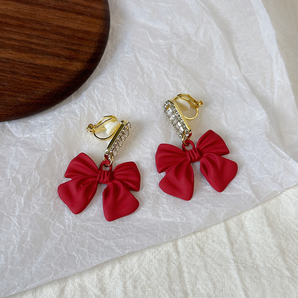 Versión coreana del clip para la oreja sin orejas de la celebridad de Internet clip para la oreja triangular con incrustaciones de diamantes de alta calidad Pendientes de Yiwu de temperamento simple femenino al por mayor