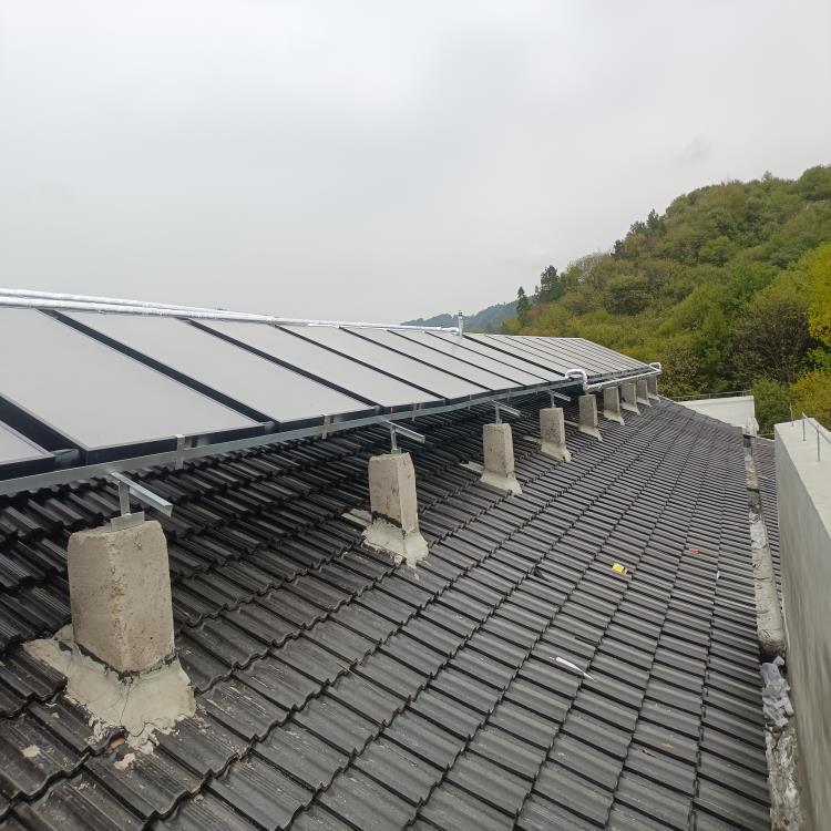 宿舍楼安装太阳能集热器结合空气能热泵热水系统 3吨生活热水系统