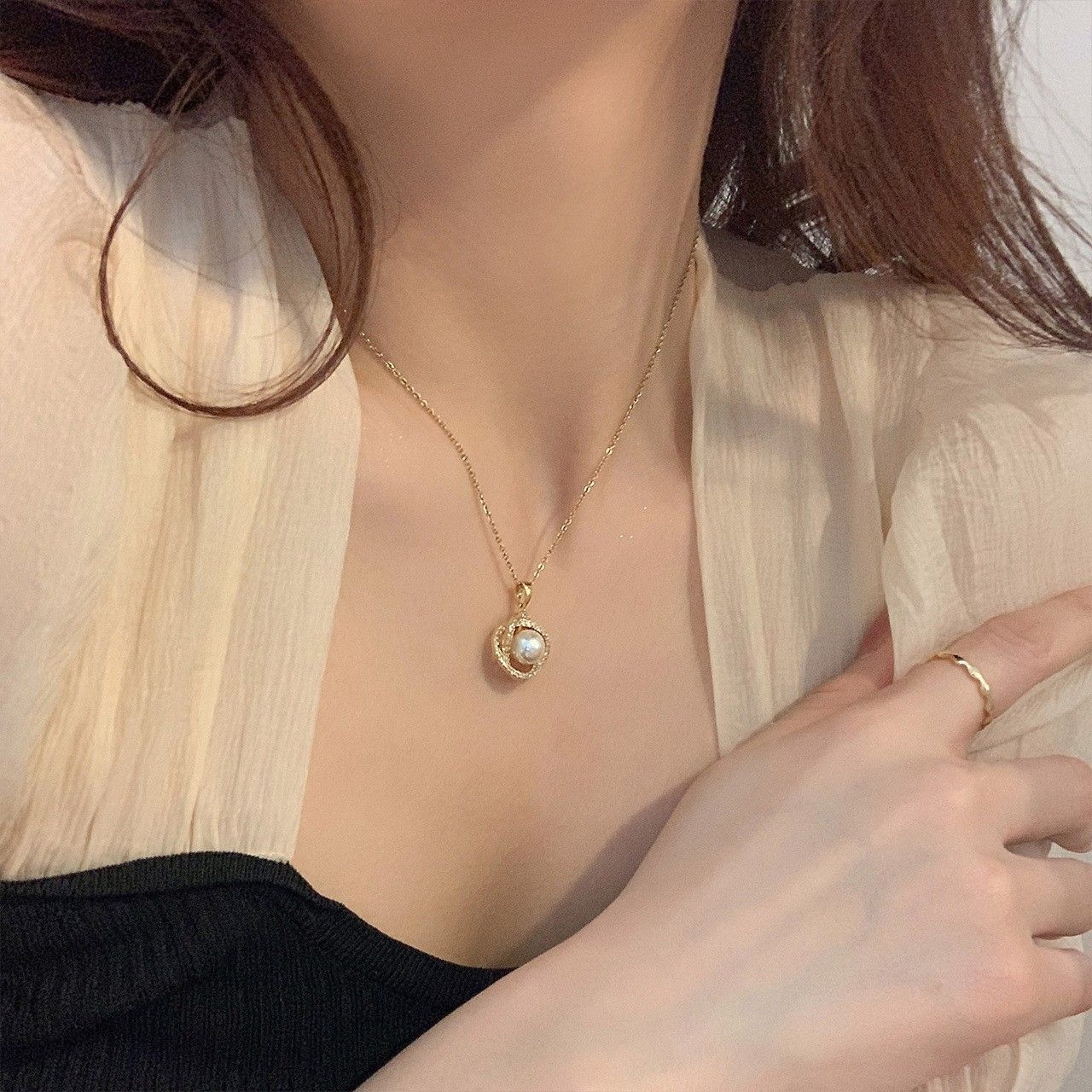 Planetenketting van titaniumstaal met parelhanger voor dames_voghion.com