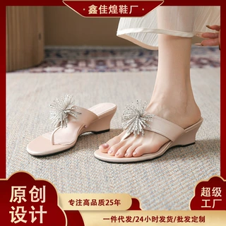 2504-13 水钻烟花扣夹脚凉拖鞋女原创设计坡跟外穿拖鞋仙女风2026