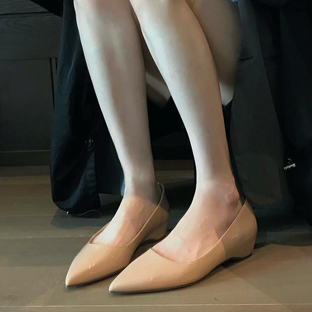 Versión de piel de oveja primavera y otoño francés negro aumento de altura interior zapatos de mujer punta zapatos planos zapatos de abertura ligera de mujer zapatos de viaje único