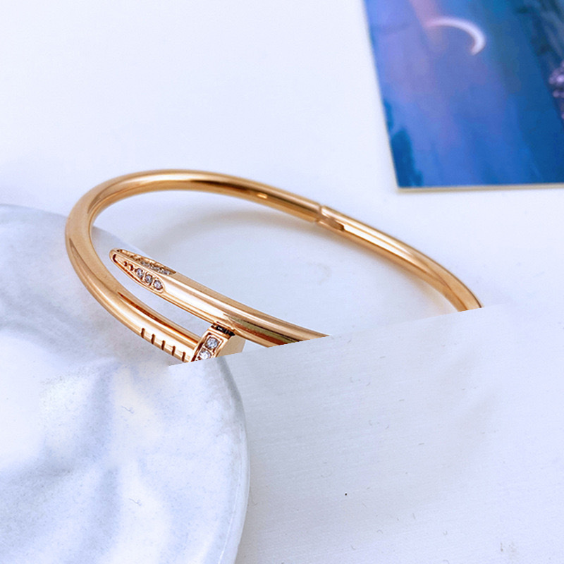 Estilo europeo y americano clásico transfronterizo acero de titanio oro rosa no se desvanece pulsera con forma de clavo celebridad de Internet pulsera de moda de lujo ligero mujer