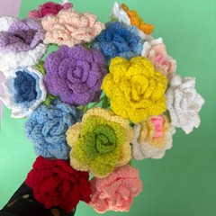 手作りの完成品のクロスボーダーのシミュレーションの尖った角のバラの毛糸は花を編みます。