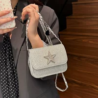 Small design trend shoulder bag for leisure