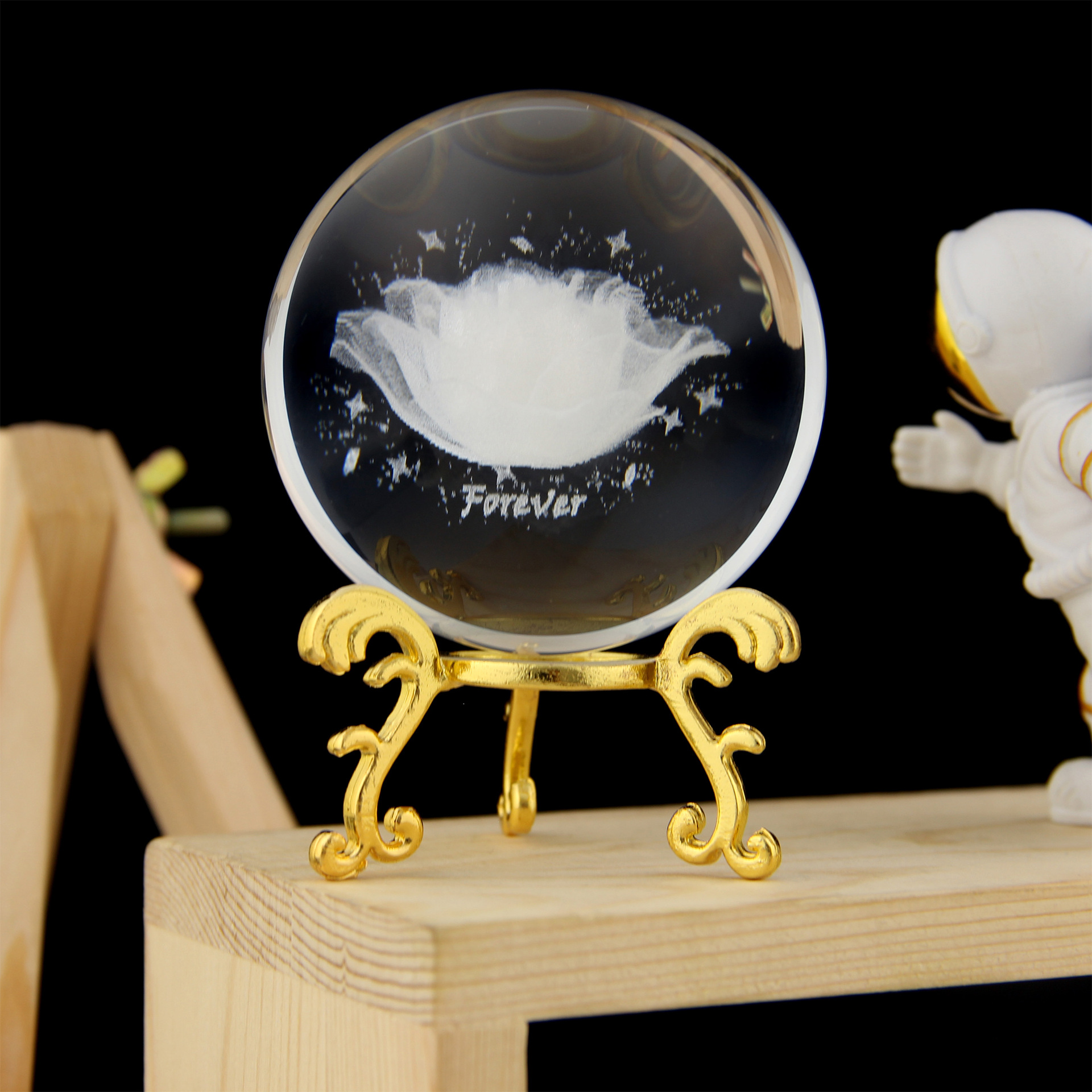 Fabricante de Puzhou, bola de cristal grabada, decoración para el hogar, venta al por mayor transfronteriza, adecuada para salas de estudio, gabinetes de TV y cualquier escena versátil.