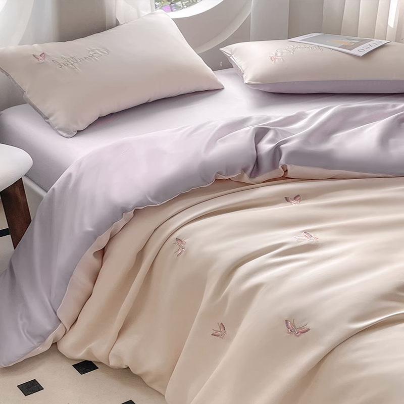 2025 Summer Small Fresh Ice Silk Cama Juego de cuatro piezas Sábana de cama desnuda sedosa Funda de edredón Juego de cama de dormitorio de tres piezas