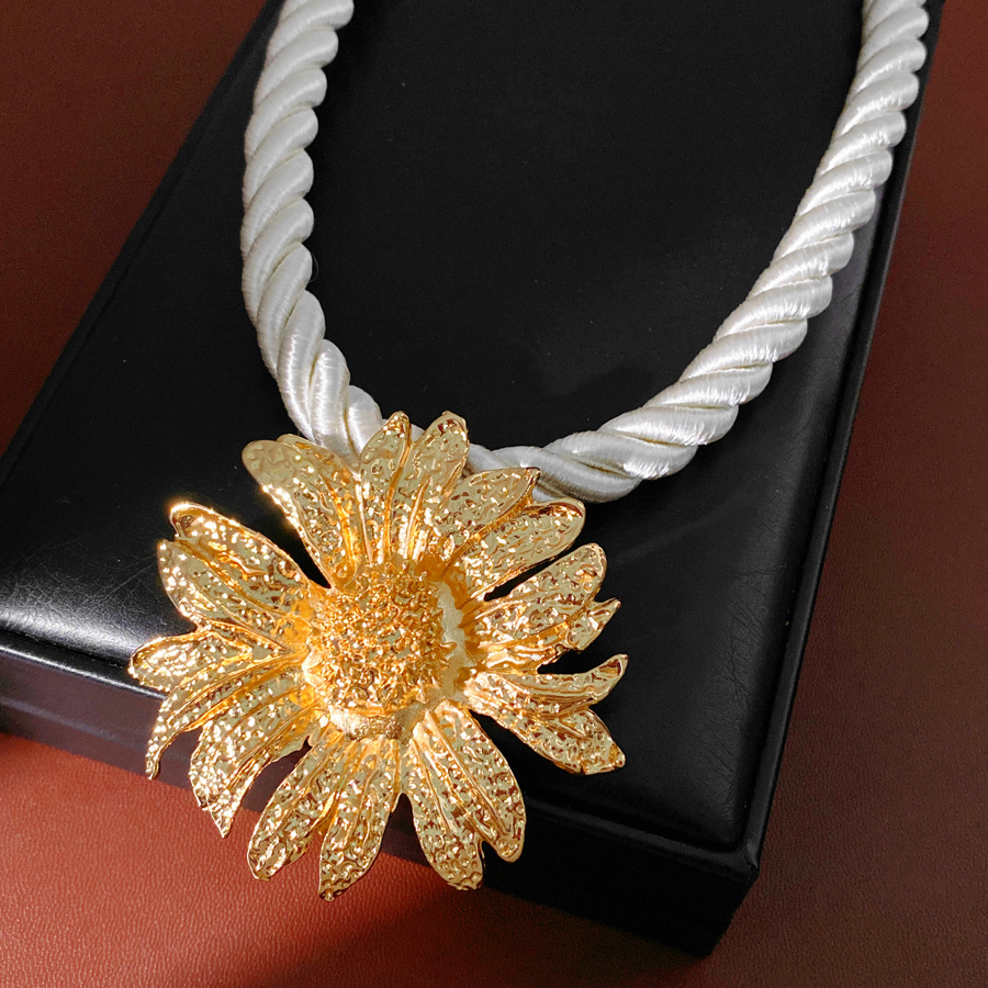 Cuerdas de algodón medieval vintage aleación plegable collar de flores ligero lujo nicho cadena de clavícula de alta calidad conjunto de joyas