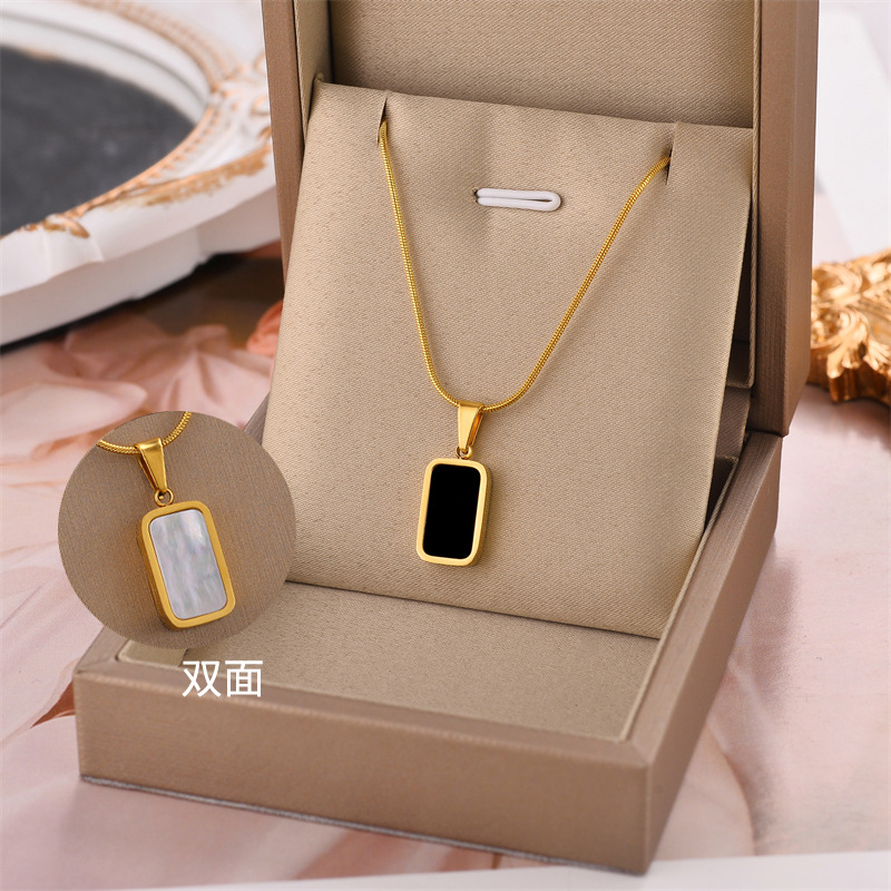 Collar de acero de titanio para mujeres simple y versátil estilo ligero de lujo nicho diseño de alta calidad no decoloración joyería de cadena de clavícula al por mayor