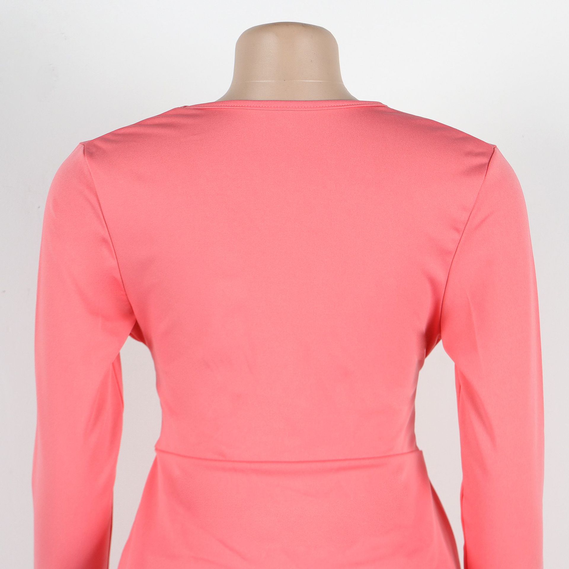 Conjunto de dos piezas de blusa y pantalón de manga larga con escote en V y cintura ajustada de color liso