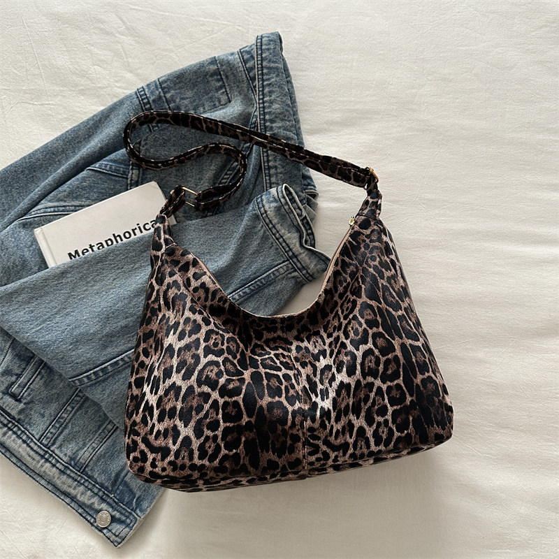 Bolsa de gran capacidad para mujeres 2024, invierno nuevo estilo extranjero, textura coreana, bolso de hombro para clase de viaje a la moda.