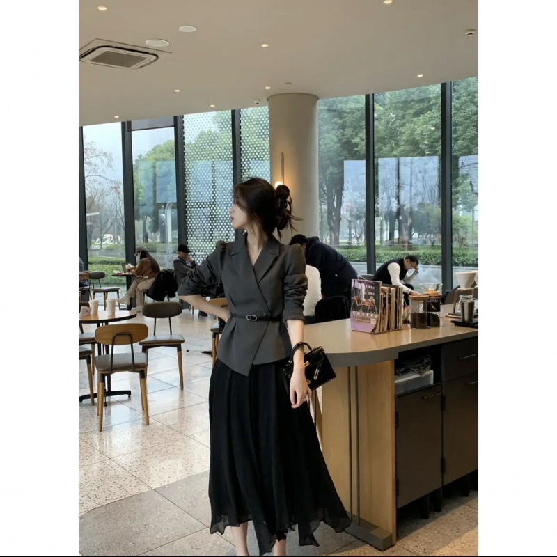 Luo Yi Yi X302W2319: A sophisticated and elegant women's suit set featuring a blazer and skirt, inspired by Chanel's classic style Luo Yi Yi X302W2319: A sophisticated and elegant women's suit set featuring a blazer and skirt, inspired by Chanel's classic style