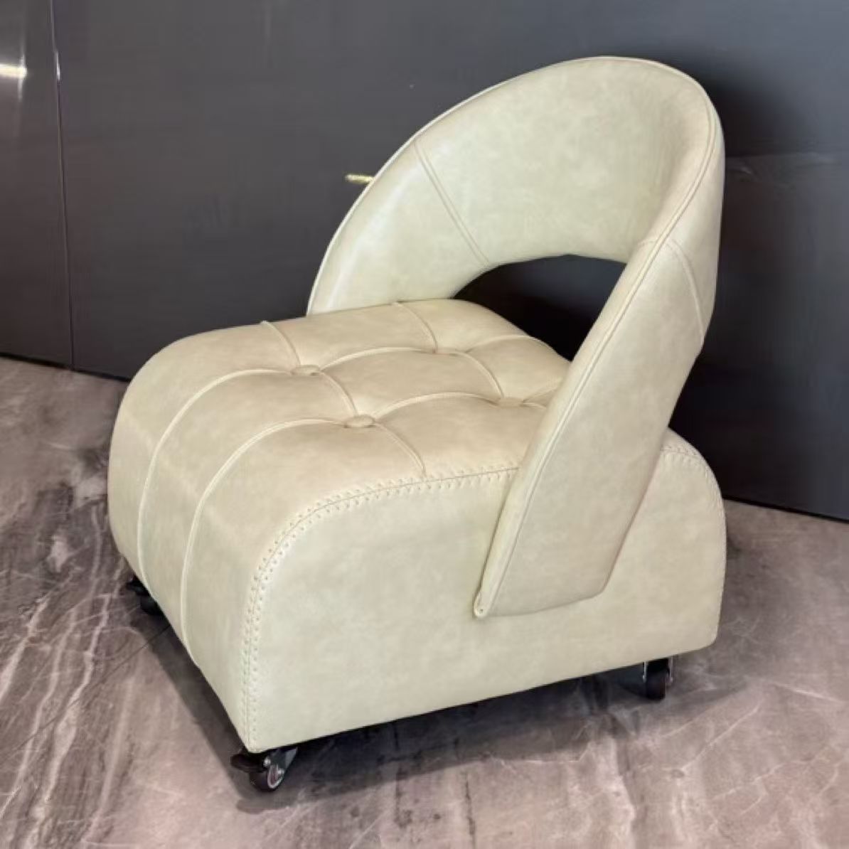 Taburete silencioso con poleas móviles, respaldo de taburete de sofá móvil, taburete doméstico, ruedas universales de cuero de taburete pequeño, taburete bajo en la Sala de estar image 9