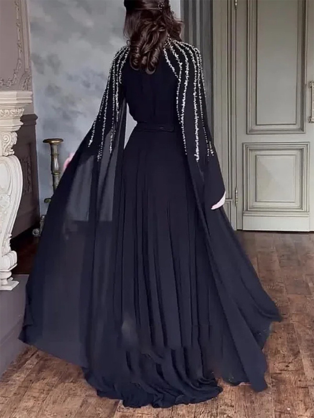 Abbigliamento da donna transfrontaliero 2026, temperamento sexy, gonna lunga alla moda con colletto rialzato, tuta in stile resort pieghettata con perline fino al pavimento