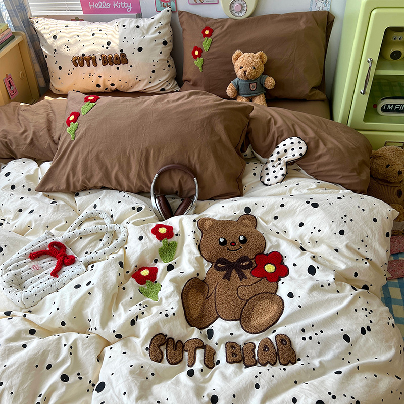 Toallas de algodón lavados con agua bordadas cuatro piezas juegos de estudiantes de tres piezas juegos de dormitorios de chicas fábrica de dibujos animados al por mayor