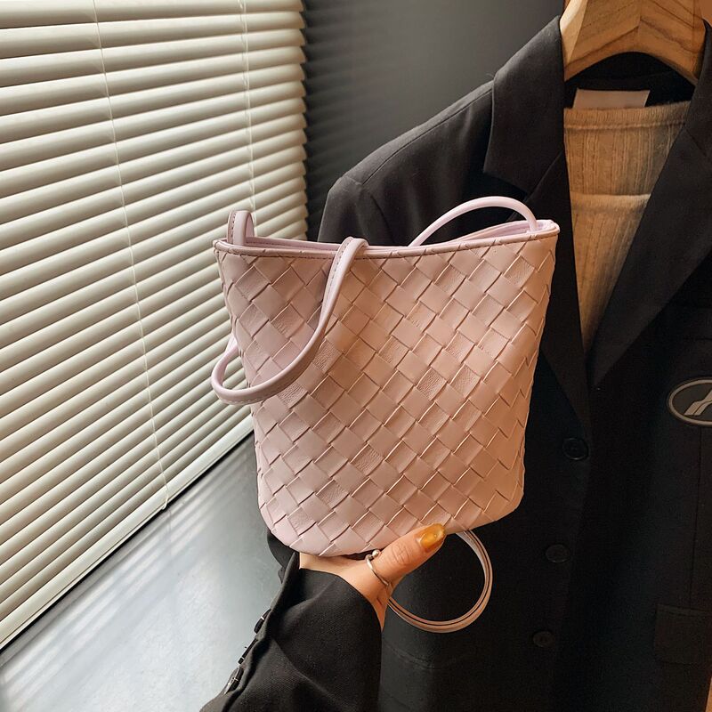 女性用ニッチシンプル織りバケットバッグ、ファッショナブルで多用途な通勤バッグ、トレンディな韓国版のハイエンドシングルショルダークロスボディバッグ|undefined