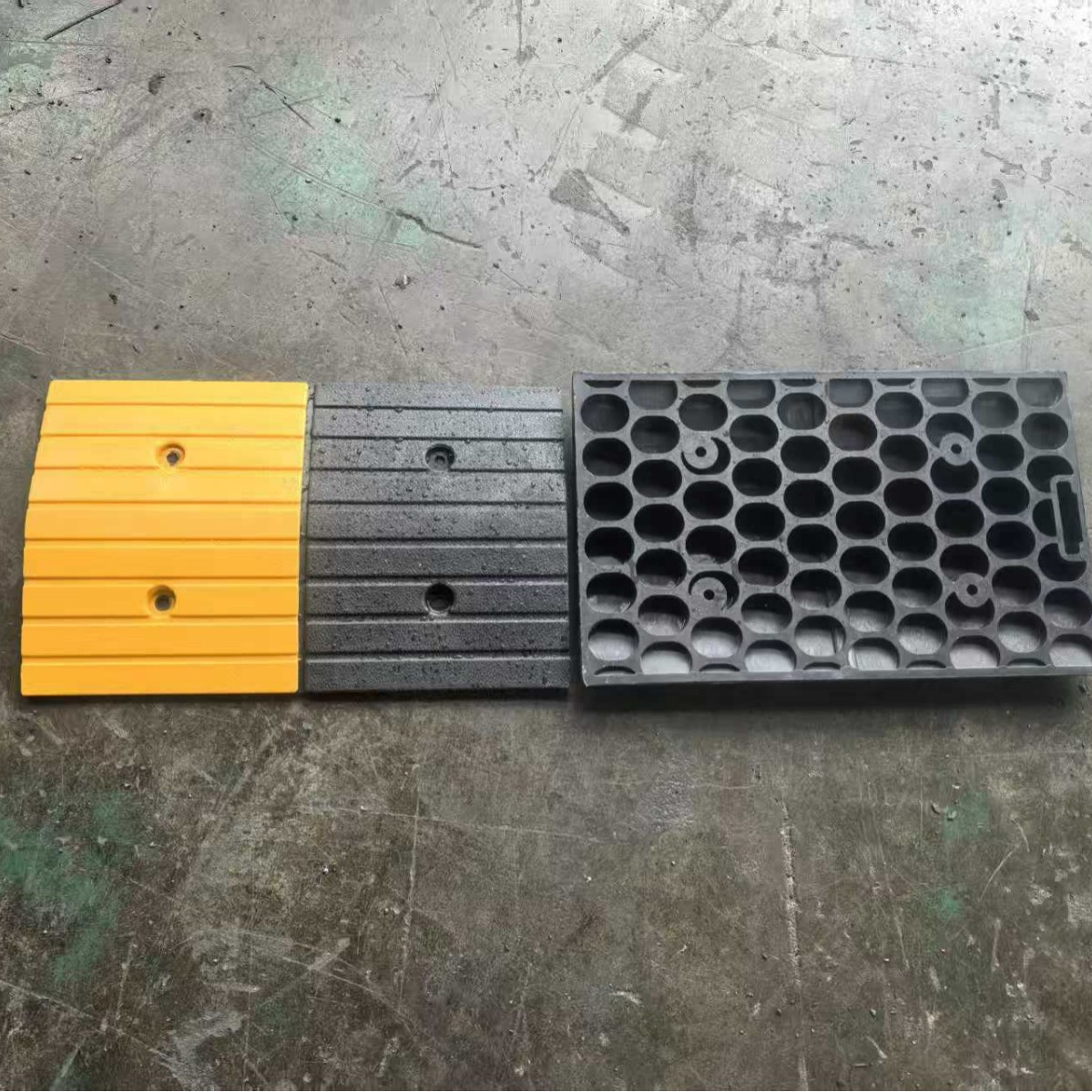 Rubber Speed Bumps, Cast Steel Thickened Traffic Facilities, Cast Iron Speed Limit Reduction Bumpers, Speed Humps